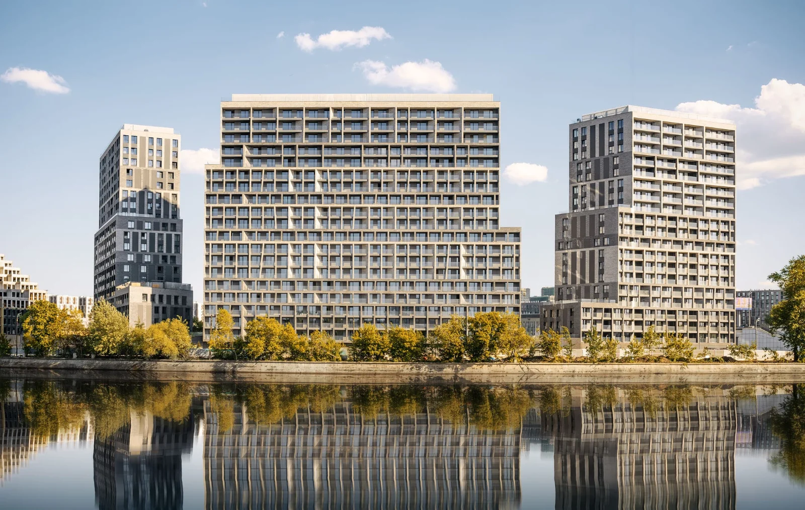 Панорама ЖК Форст с Москвы-реки: пять секций на Симоновской набережной