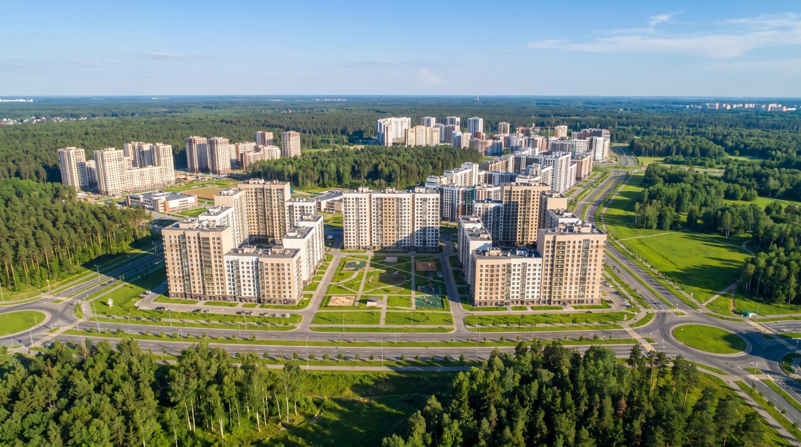 Новые кварталы Новой Москвы с высоты — жилые комплексы среди зелени
