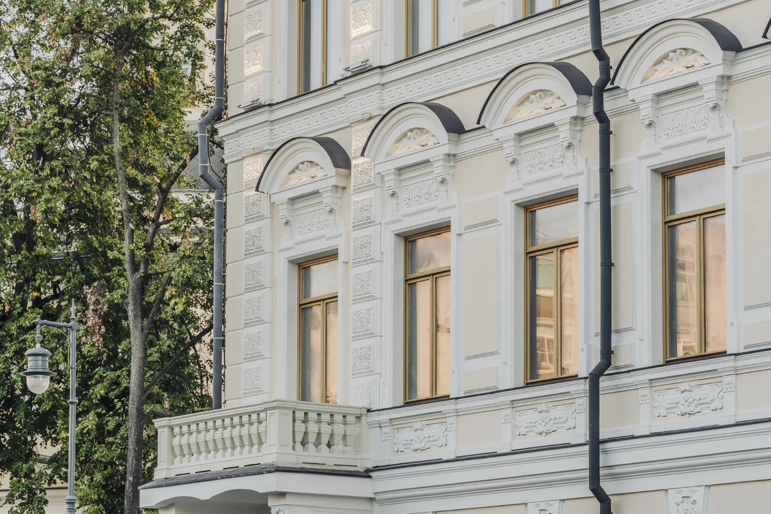 Лепной декор фасада Дома с Атлантами в Москве