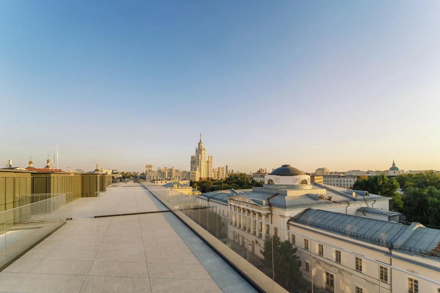 Вид на центр Москвы с крыши Дома с Атлантами