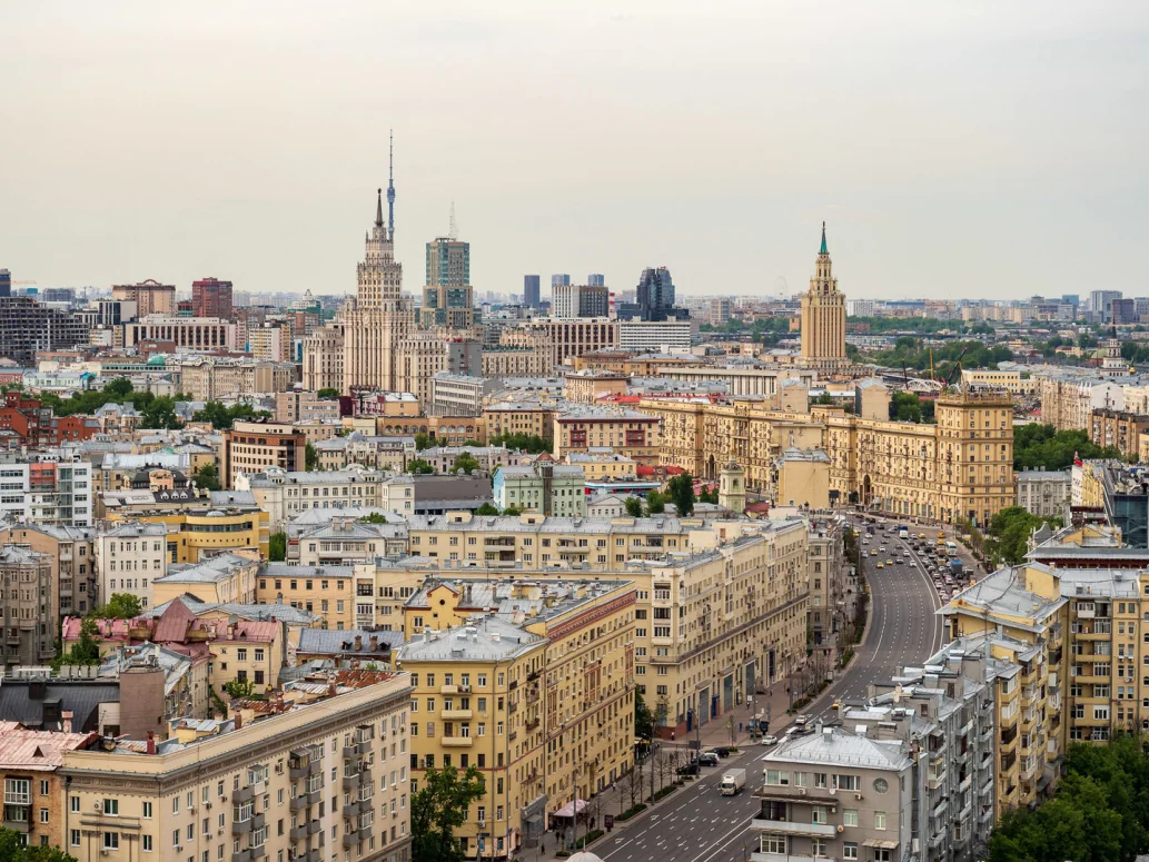 Вид на высотки Москвы из окна апартамента верхнего этажа в центре города