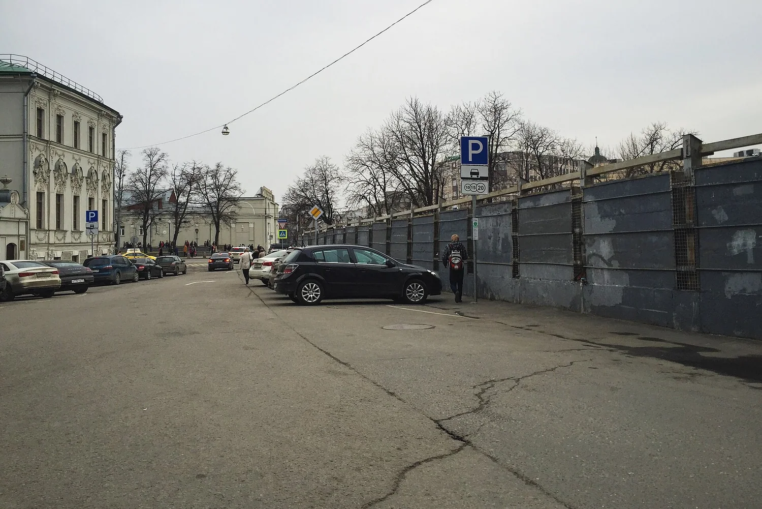Глухой забор строительной площадки вдоль Нижнего Кисловского переулка