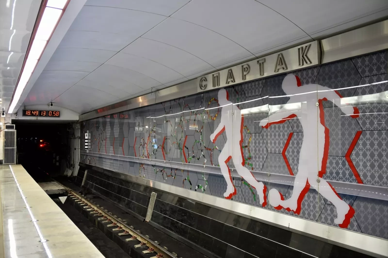 Станция метро «Спартак» в 5 минутах пешком от ЖК Primavera