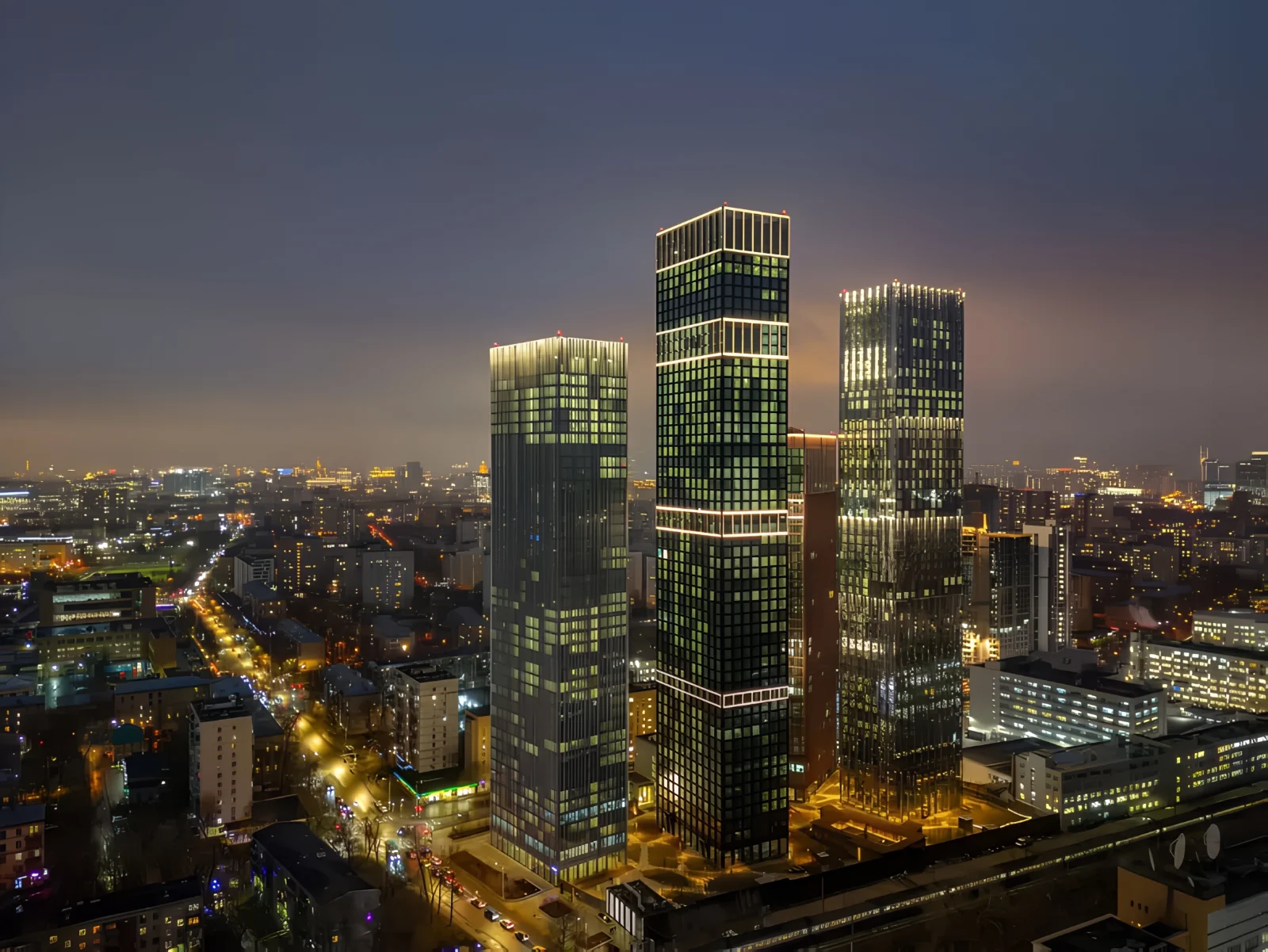 ЖК Симфония 34 (Symphony 34) — башни у Петровского парка вечером