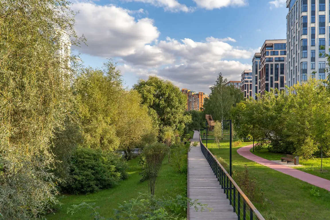 Прогулочная дорожка вдоль ручья в ЖК Вест Гарден (West Garden)