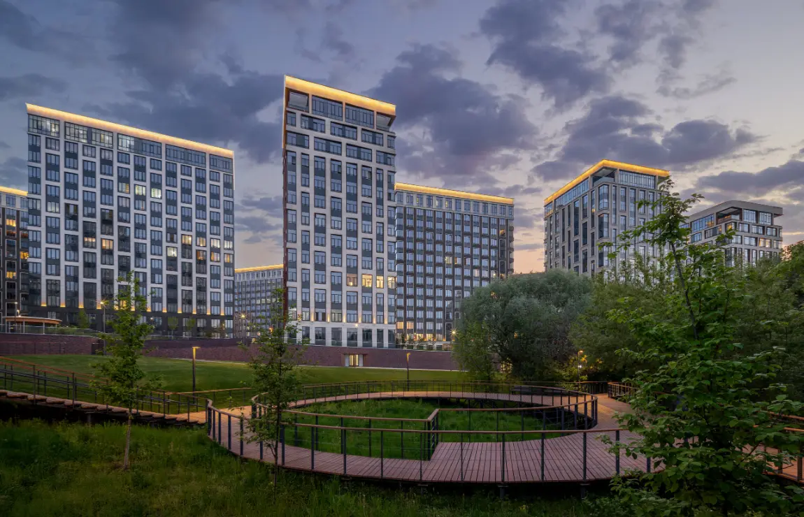 Корпуса ЖК Вест Гарден (West Garden) со стороны пруда