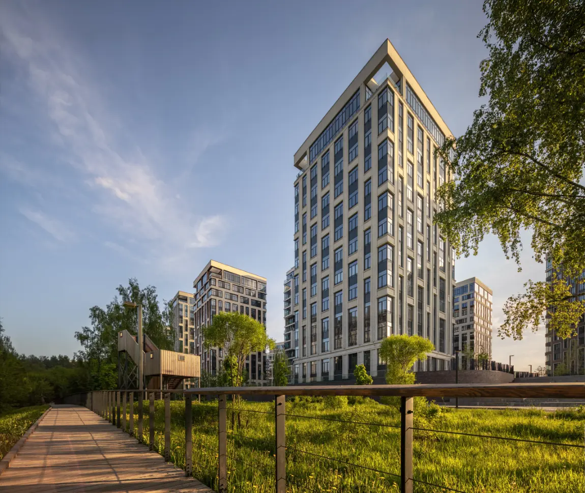 Корпуса ЖК Вест Гарден (West Garden) в окружении зелени