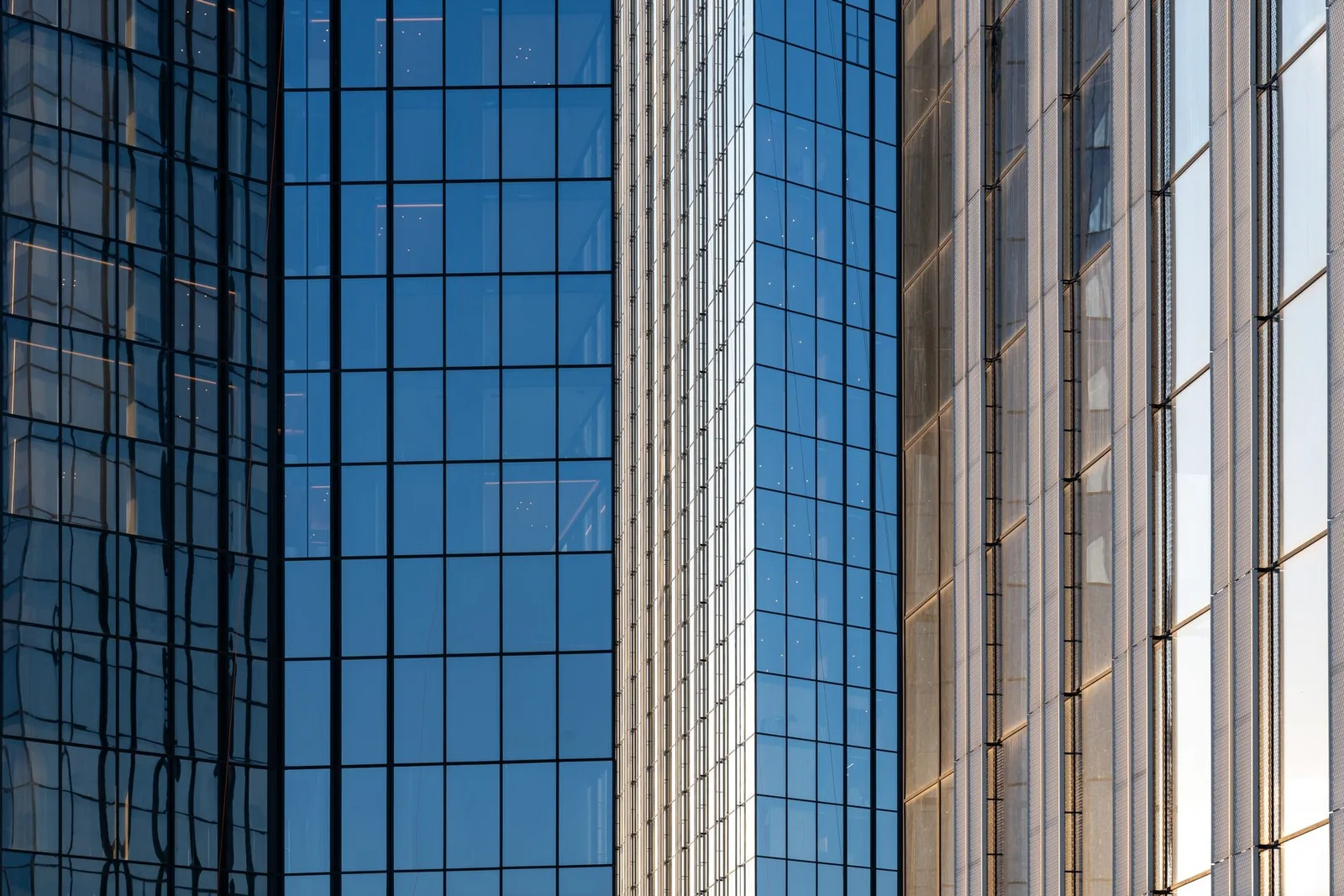 Стеклянные фасады башен Capital Towers крупным планом, вертикальный ритм остекления