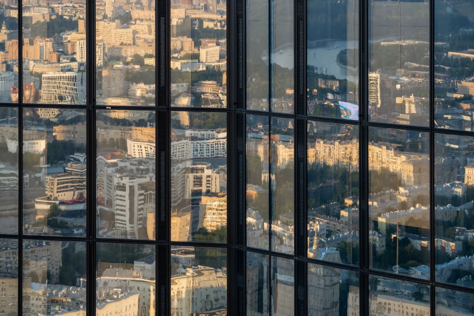 Панорамное остекление и вид на город из квартиры Capital Towers