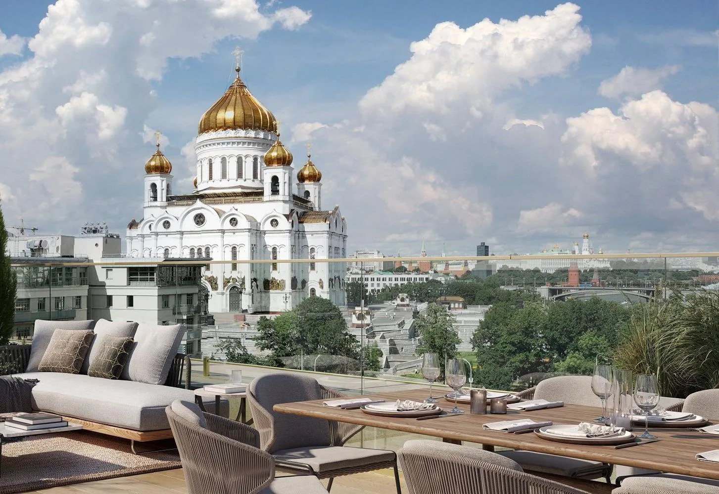 Обеденная зона на террасе пентхауса с видом на золотые купола