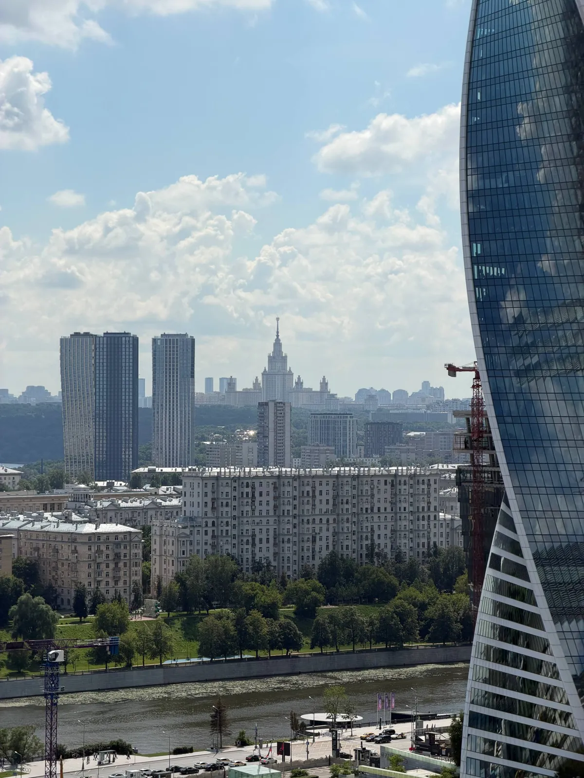 Вид с верхнего этажа на Москву-реку, июль 2026 года